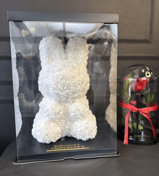 conejo rosas eternas